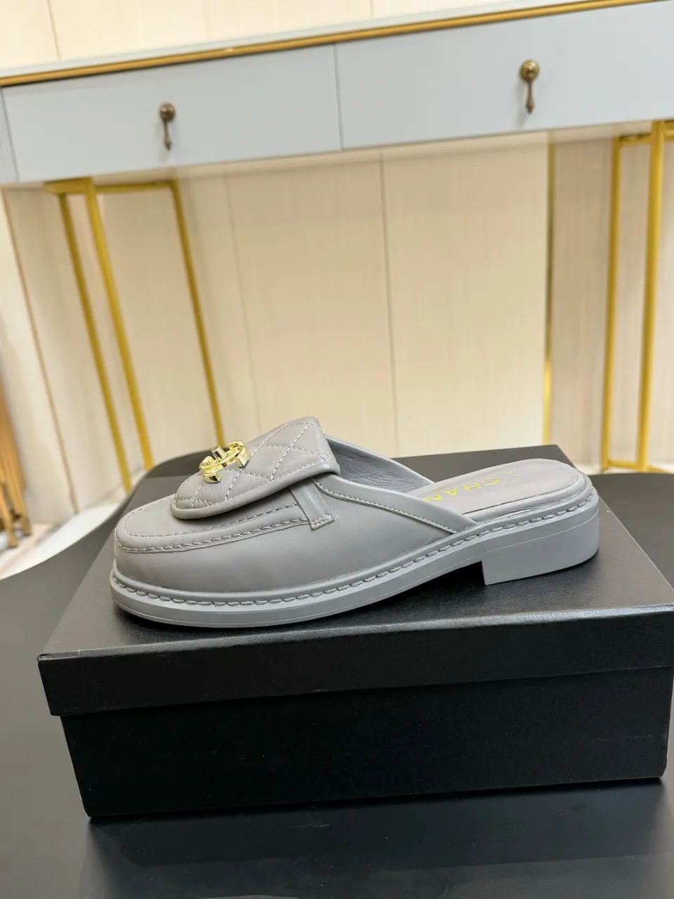 👟👟Ex-factory price 560👟👟 🔥🔥🔥Xiaoxiang official website synchronizes the high version of CHANEL 2025 Chanel top buckle exposed heel shoes, a must-have hot style for early spring, the goddess series, with the elegant and ladylike temperament of the fragrance family, super durable, irresistible, and exciting... ▪️The upper is imported sheepskin ▪️Inside imported sheep lining (same as the original) ▪️Original model opening, genuine leather outsole🇮🇹 ▪️Standard code 35- 41 42 Customized, non-returnable